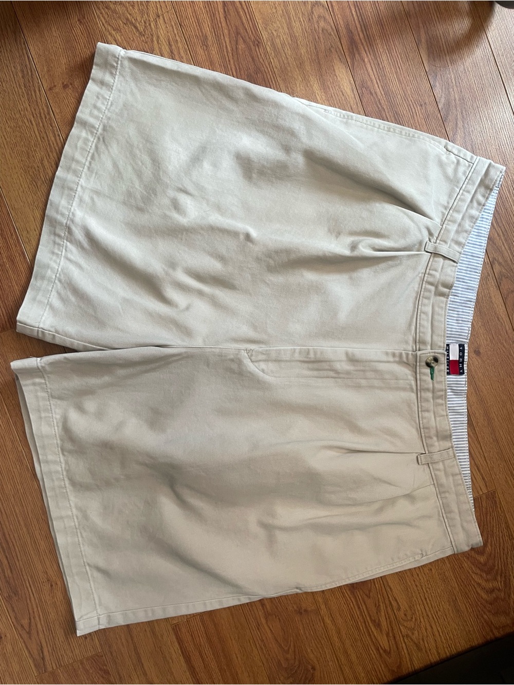 Tommy Hilfiger Men’s Light Khaki Pleated Front Cotton Shorts